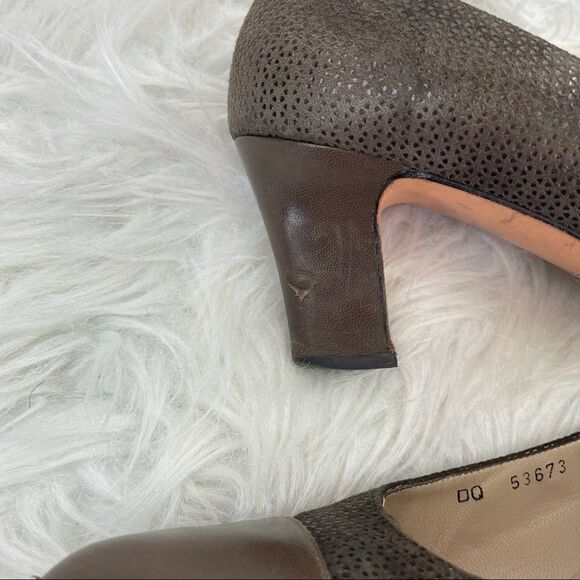 Vintage Salvatore Ferragamo Embossed Leather Spectator Pumps - Picture 9 of 10